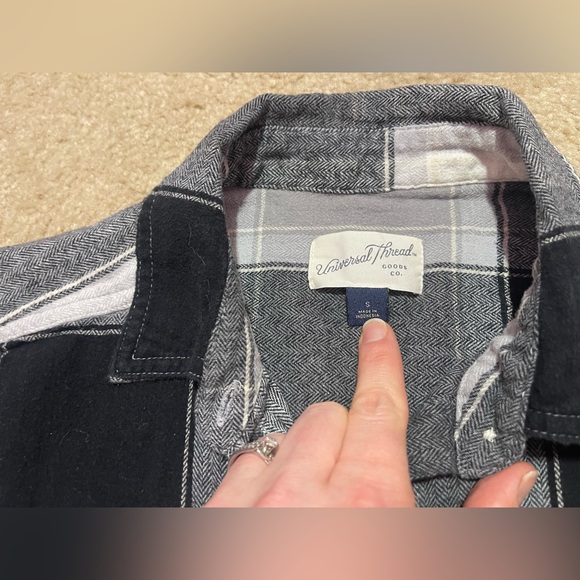 Size Small Universal Thread flannel - Picture 2 of 7